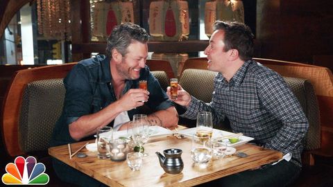 Blake Shelton Tries Sushi for the First Time and It's Hilarious!