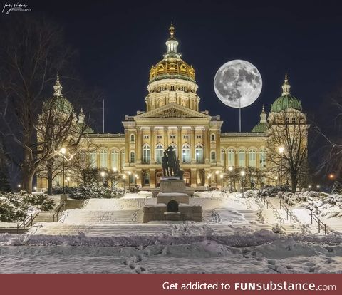 The super moon rises over the beautiful Iowa Capital Building. Credit to Tony Simons