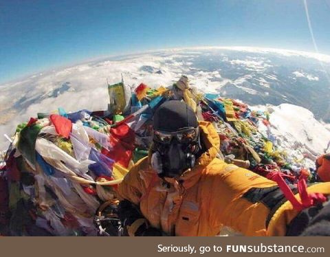 A selfie at the top of Mount Everest disproves the flat earth theory