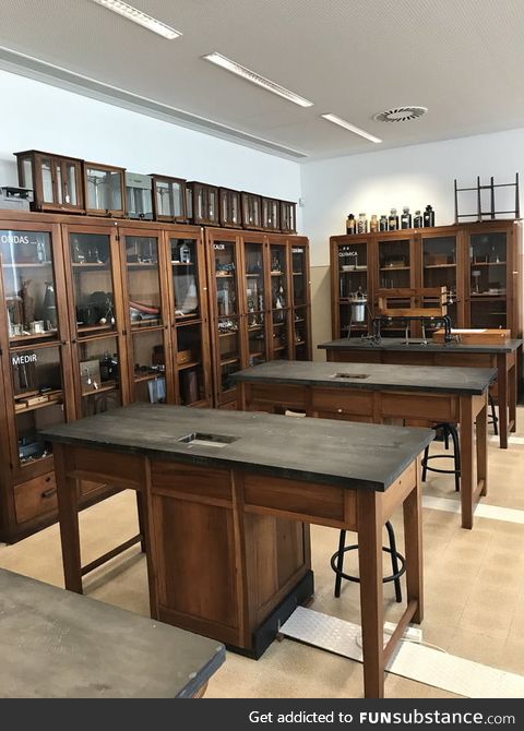 Perfectly preserved 1930s physics classroom in Lisbon