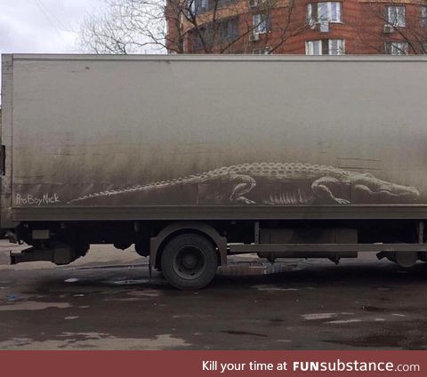 Alligator drawn into dirt on the side of this truck