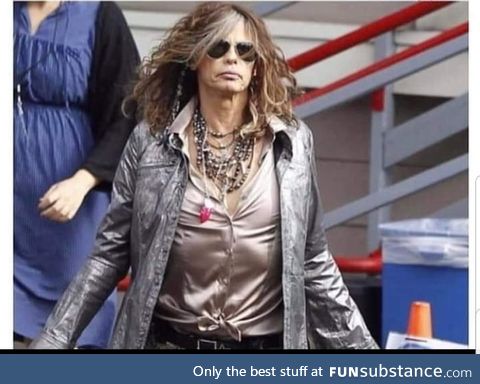 Steven Tyler looks like the cool aunt that during a crisis arrives with a pinot noir,
