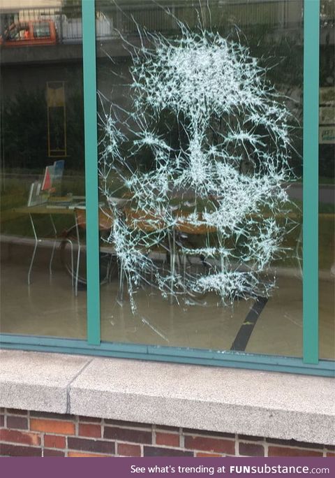 Breaking glass level: Artist