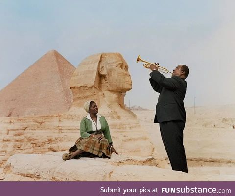 Louis Armstrong plays for his wife in front of the Sphinx, Egypt, 1961 mishor