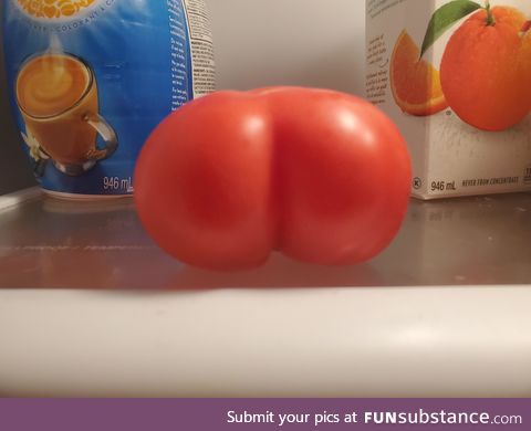 This dummy thicc tomato