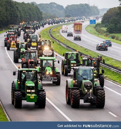 Angry dutch farmers taking over the highway