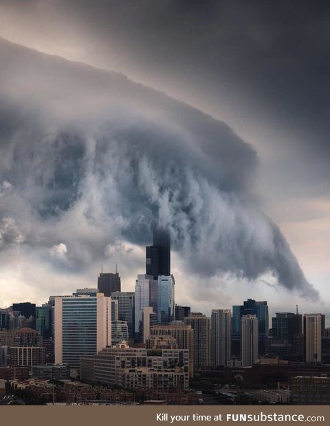 Shelf cloud over Chicago