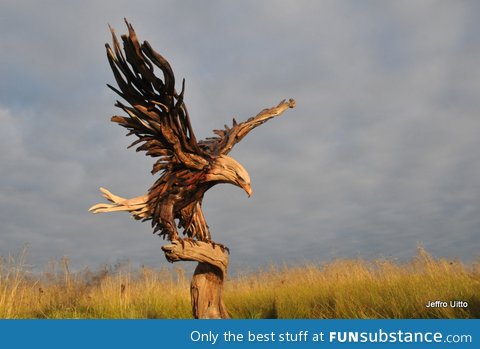 Incredible eagle sculpture