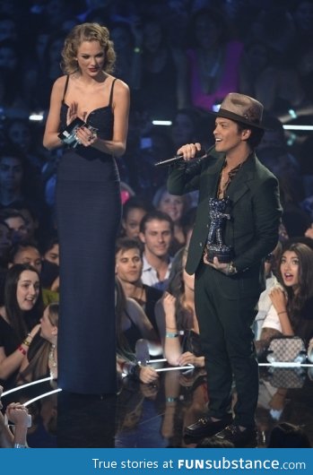 Taylor Swift presents an award to Bruno Mars