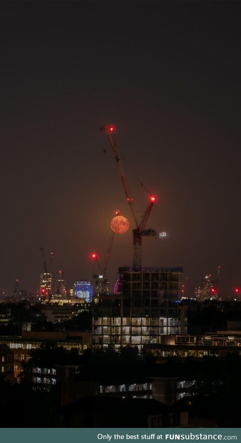 [OC] The blood moon over London last night