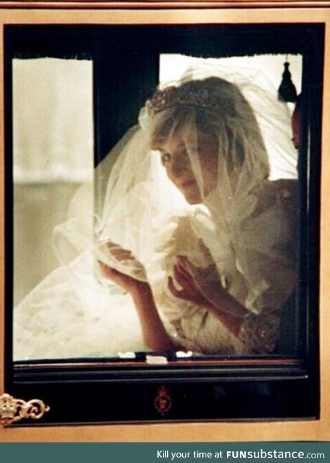 A schoolboy took this photo of Princess Diana arriving at her wedding in 1981