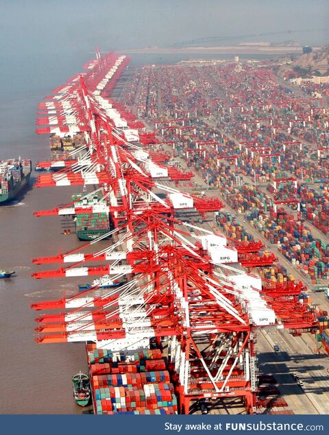 Yangshan Port in Hangzhou Bay south of Shanghai [2,003 x 2,525]