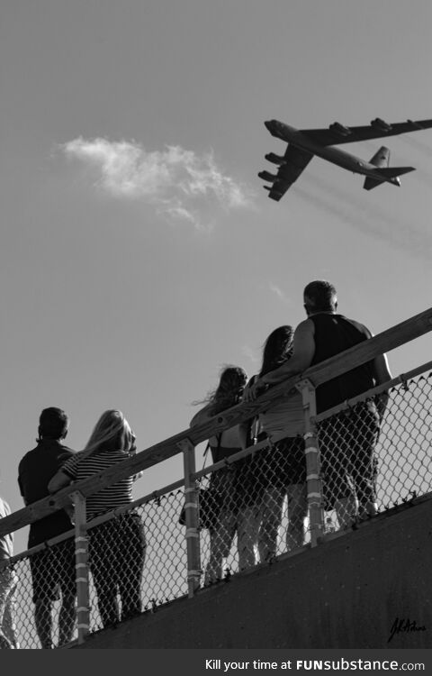 [OC] People watching a B-52 bomber fly low over Okaloosa Island pier