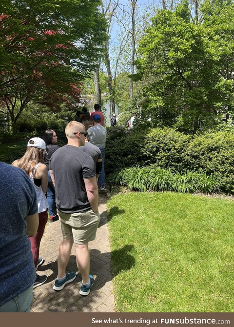 Trying to find a house in 2023: A line out the door for an open house