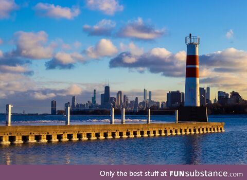 A wee lighthouse on lake Michigan with the Chicago skyline behind it