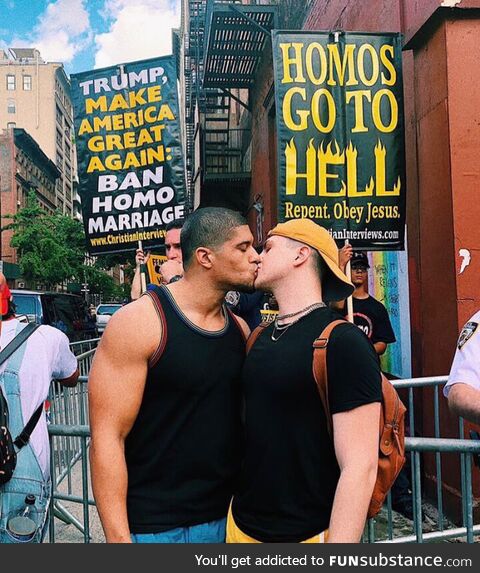 Pro wrestler kisses his boyfriend in front of homophobic protestors to “stand up