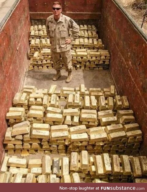 US army soldier with gold bullion in Iraq 2003
