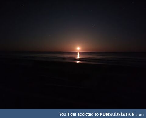 (OC) One of the most underrated things (in my opinion) is the moon rising over the ocean!