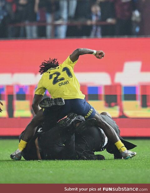 Osayi Samuel punching a Trabzonspor fan who stormed the field