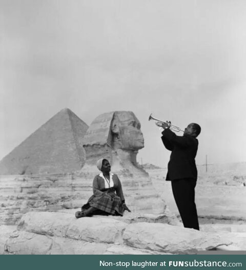 Louis Armstrong plays for his wife in Giza (1961)
