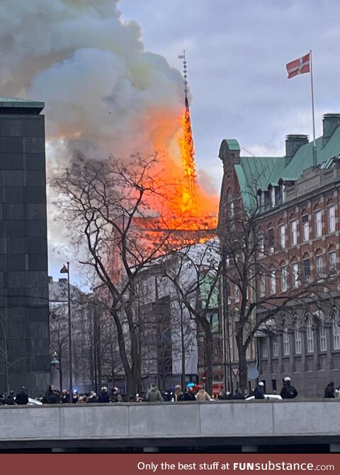 Børsen dragespiret (Copenhagen, DK) collapsed today because of a fire