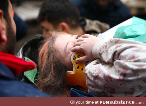 A little girl was rescued from the rubble of a 10-storey building in Osmaniye/Turkey