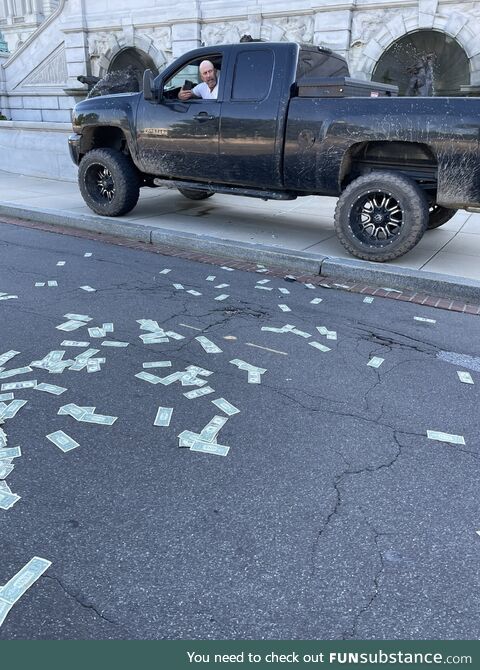 This guy is currently making a bomb threat in front of the Library of Congress