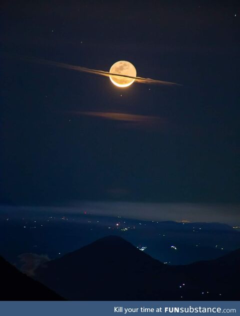 The Moon dressing up like Saturn