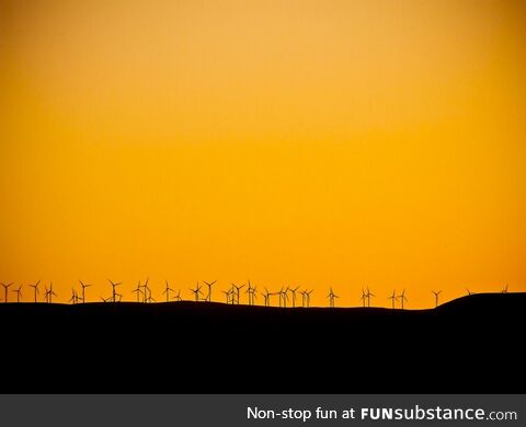 Wildhorse windfarm at Sunset [OC]