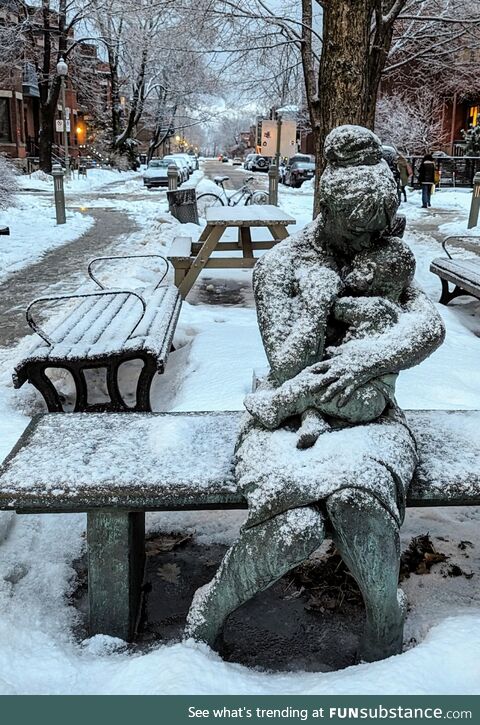 Montreal, bronze mother and her baby under a light snow