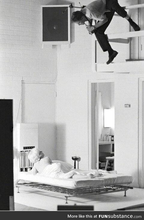 Douglas Kirkland photographing Marilyn Monroe in bed, 1961