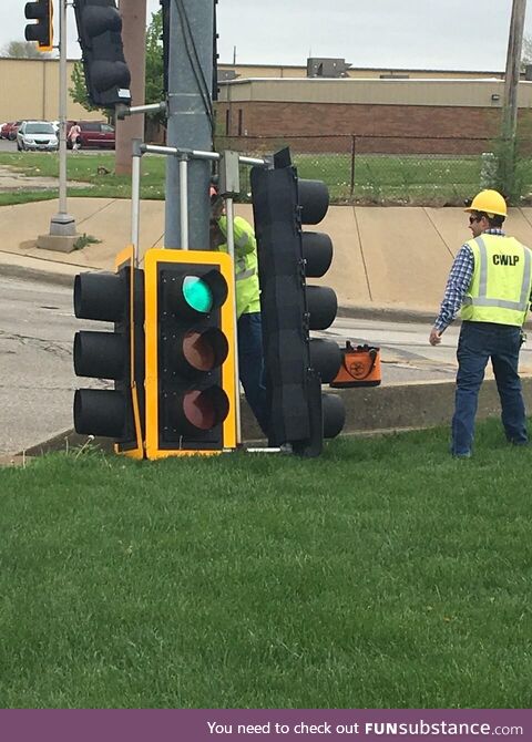 Stoplights are a lot bigger than they look