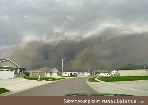 [OC] Wall cloud in Sioux Falls, SD. 100mph winds, dirt in the atmosphere & temp drops