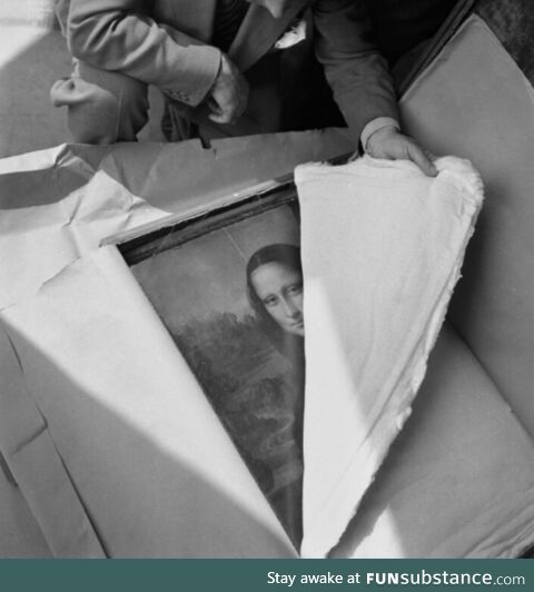 Unpacking Mona Lisa at the end of World War II (1945)