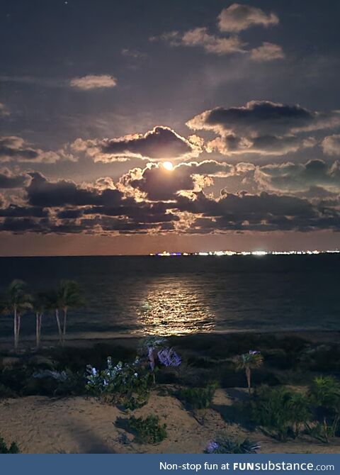 Full moon picture from Costa Mujeres Mexico [OC]